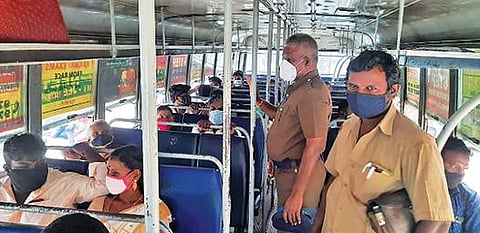 சிதம்பரத்தில் பேருந்தில்  முகக்கவசம் அணிந்து  பயணம் செய்கிறார்களா என்று போலீஸார் ஆய்வு செய்தனர்.