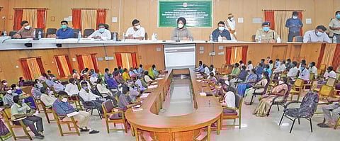 கடலூர் மாவட்டத்தில்  கரோனா பரவல் தடுப்பு நடவடிக்கைகள் மேற்கொள்வது குறித்து  மாவட்ட கண்காணிப்பு அலுவலர்  மற்றும் வேளாண்துறை முதன்மை செயலர்  ககன்தீப்சிங் பேடி, மாவட்ட ஆட்சியர் சந்திரசேகர் சாகமூரி தலைமையில்  ஆய்வுக்கூட்டம் நடந்தது.