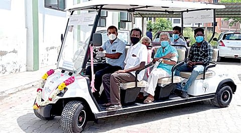 செங்கல்பட்டு அரசு மருத்துவமனையில் இயக்கப்படும் பேட்டரி கார்.