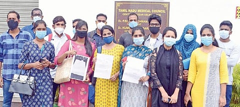 வெளிநாடுகளில் எம்பிபிஎஸ் முடித்தவர்கள், தமிழகத்தில் ஓராண்டு உள்ளிருப்பு பயிற்சி பெறுவதற்கான மருத்துவமனையை ஒதுக்கீடு செய்து ஏற்கெனவே ஆணை வழங்கப்பட்டது. இதற்கான கட்டணம் ரூ.2 லட்சத்துக்கு அவர்கள் டிடி எடுத்த நிலையில், உள்ளிருப்பு பயிற்சியை அரசு தற்காலிகமாக நிறுத்தியுள்ளதாக தெரிவிக்கப்பட்டுள்ளது. இதுதொடர்பாக விளக்கம் கேட்டு, ஏற்கெனவே விண்ணப்பம் சமர்ப்பித்த அரும்பாக்கம் மருத்துவக் கலந்தாய்வு மையத்தில் வெளிநாட்டு எம்பிபிஎஸ் பட்டதாரிகள் நேற்று ஆர்ப்பாட்டம் செய்தனர். படம்: க.பரத்