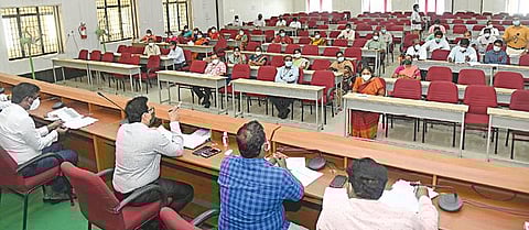 கரோனா வைரஸ் தடுப்பு பாதுகாப்பு முன்னெச்சரிக்கை நடவடிக்கைகள் தொடர்பாக சேலம் ஆட்சியர் அலுவலகத்தில் ஆலோசனைக் கூட்டம் நடந்தது. இதில், ஆட்சியர் ராமன் பேசினார். உடன் மாநகராட்சி ஆணையர் ரவிச்சந்திரன் உள்ளிட்டோர்.