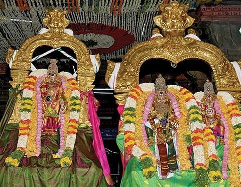 மதுரை மீனாட்சி அம்மன் கோயில் சித்திரைத் திருவிழாவில் நடைபெற்ற கொடியேற்றம். (வலது)  கொடியேற்றத்தையொட்டி சிறப்பு அலங்காரத்தில் அருள் பாலித்த மீனாட்சி அம்மன், பிரியாவிடையுடன் சுந்தரேசுவரர். படங்கள்:எஸ்.கிருஷ்ணமூர்த்தி