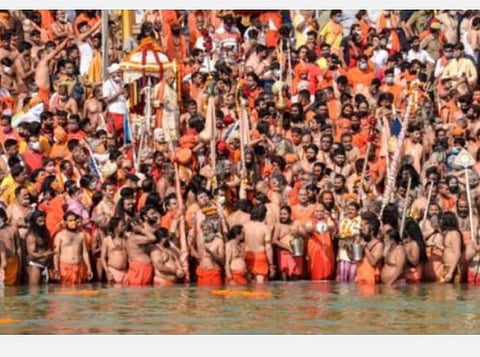 ஹரித்வார் கும்பமேளாவில் பங்கேற்று நீராடிய பக்தர்கள் | படம் உதவி: ட்விட்டர்.