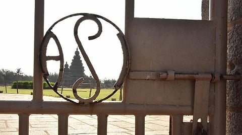 மாமல்லபுரம் கடற்கரை கோயில் வளாகம் மூடப்பட்டுள்ளது.