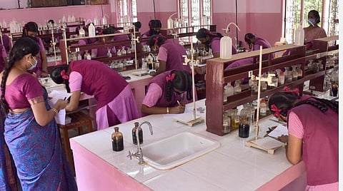 திருச்சி மேலப்புதூர் பிலோமினாள் பள்ளியில் நடைபெற்ற செய்முறைத் தேர்வில் பங்கேற்ற மாணவிகள்| படங்கள்: ஜி.ஞானவேல்முருகன்.