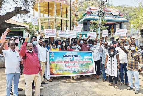 இன்னிசை நிகழ்ச்சி நடத்த அனுமதிக்க கோரி, வேலூர் மாவட்ட ஆட்சியர் அலுவலகம் எதிரே நேற்று  ஆர்ப்பாட்டத்தில் ஈடுபட்ட மேடை மெல்லிசை மற்றும் தொழில்நுட்ப கலைஞர்கள் சங்கத்தினர். படம்: வி.எம்.மணிநாதன்.