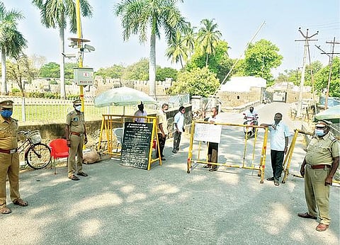 கரோனா தொற்று பரவல் அதிகரித்து வருவதன் காரணமாக, வேலூர் கோட்டையின் உள்ளே செல்ல பொதுமக்களுக்கு தடை விதிக்கப்பட்டுள்ளது. இதனையொட்டி, கோட்டை நுழைவு வாயிலில் காவல்துறையினர் தடுப்பு அமைத்து பாதுகாப்பு பணியில் ஈடுபட்டுள்ளனர். அடுத்த படம்: வேலூர் கோட்டை ஜலகண்டேஸ்வரர் கோயிலில் பிரம்மோற்சவ விழா ரத்து செய்யப்பட்டு கோயில் நடை அடைக்கப்பட்டது.படங்கள்: வி.எம்.மணிநாதன்.