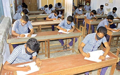 பிளஸ் 2 வகுப்பு செய்முறைத் தேர்வு நேற்று தொடங்கியது . திருநெல்வேலி சந்திப்பு ம.தி.தா. இந்து மேல்நிலைப்பள்ளியில் தேர்வு எழுதும் மாணவர்கள் . 						        படம் மு. லெட்சுமி அருண்.