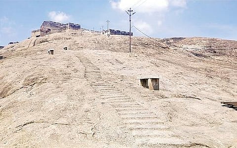 கரோனா பரவல் அதிகரிப்பு காரணமாக பொதுமக்கள் பார்வையிட அனுமதி மறுக்கப்பட்ட திண்டுக்கல் மலைக்கோட்டை.