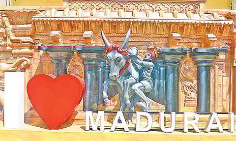 அழகர்கோவில் சாலையில் உள்ள தமிழ்நாடு ஹோட்டலில் அமைக்கப்பட்டுள்ள ‘செல்பி பாயிண்ட்’. படம்: எஸ்.கிருஷ்ணமூர்த்தி