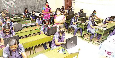 மதுரை மாநகராட்சி பொன்முடியார் மேல்நிலைப் பள்ளியில் நடைபெற்ற கணினி செய்முறை தேர்வில் பங்கேற்ற பிளஸ் 2 மாணவிகள். படம்: எஸ். கிருஷ்ணமூர்த்தி