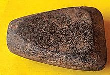 கீழடி அகழாய்வில் கிடைத்த கல்லால் ஆன பகடை. உழவு கருவி.