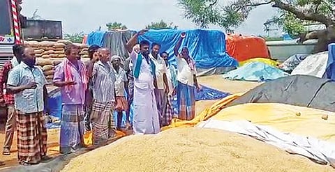 திட்டக்குடி அருகே நிதிநத்தம்  நேரடி நெல் கொள்முதல் நிலையத்தில் விவசாயிகள் ஆர்ப்பாட்டத்தில் ஈடுபட்டனர்.