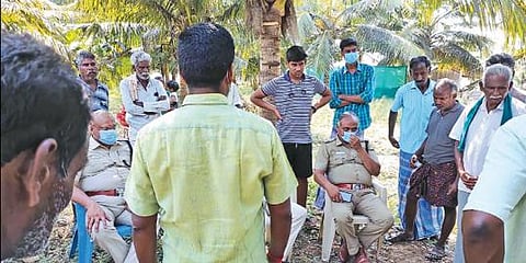 பல்லடம் அருகே உயர் மின்கோபுரம் திட்ட பணிக்கு எதிர்ப்பு -  நீதிமன்ற அறிவுறுத்தல்படி ஆட்சியர் பேச்சு நடத்த வேண்டும்  :  2-வது நாள் போராட்டத்தில் விவசாயிகள் கோரிக்கை