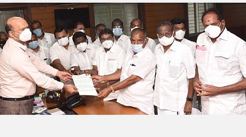 கோவை தடாகம் சாலையில் உள்ள, வாக்கு எண்ணிக்கை மையமான அரசினர் தொழில்நுட்பக்கல்லூரி வளாகத்தில் காவல்துறையினர் பாதுகாப்பை பலப்படுத்த வேண்டும் என திமுக மற்றும் கூட்டணிக் கட்சி வேட்பாளர்கள் இணைந்து, மாவட்ட ஆட்சியர் எஸ்.நாகராஜனிடம் இன்று மனு அளித்தனர்.  படம் : ஜெ.மனோகரன்.