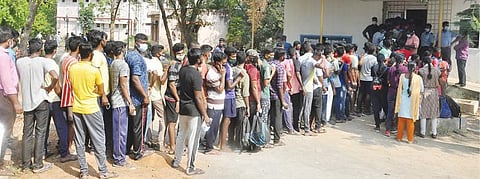 வேலூர் நேதாஜி விளையாட்டு மைதானத்தில் இரண்டாம் நிலை காவலர்களுக்கான உடற்தகுதி தேர்வு வரும் 21-ம் தேதி தொடங்க உள்ளது.‌ இதில், கலந்து கொள்பவர்களுக்கு கரோனா பரிசோதனை சான்றிதழ் கட்டாயம் என்பதால் வேலூர் அரசு மருத்துவக்கல்லூரி மருத்துவமனையில் கரோனா பரிசோதனை மேற்கொள்ள நேற்று சமூக இடைவெளியின்றி குவிந்த தேர்வாளர்கள். படம்: வி.எம்.மணிநாதன்.