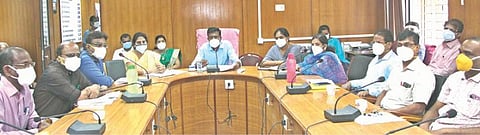 ஆசாரிபள்ளம் அரசு மருத்துவக் கல்லூரி மருத்துவமனையில் கரோனா தடுப்பு நடவடிக்கைகள் குறித்து  சுகாதாரத்துறையினர் மற்றும் அதிகாரிகளுடன் மாவட்ட ஆட்சியர் மா.அரவிந்த் ஆலோசனை மேற்கொண்டார்.