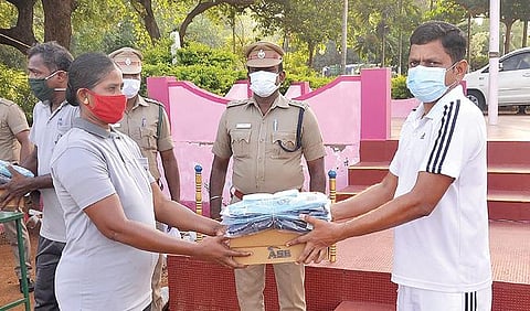 திருநெல்வேலி மாநகர ஆயுதப்படை காவலர்கள் மற்றும் அதிகாரிகளுக்கு மாநகர காவல் ஆணையர் அன்பு உத்தரவின்பேரில் சீருடைகள், முகக்கவசத்தை மாநகர காவல் துணை ஆணையர் (சட்டம் ஒழுங்கு) சீனிவாசன் வழங்கினார். படம்: மு. லெட்சுமி  அருண்