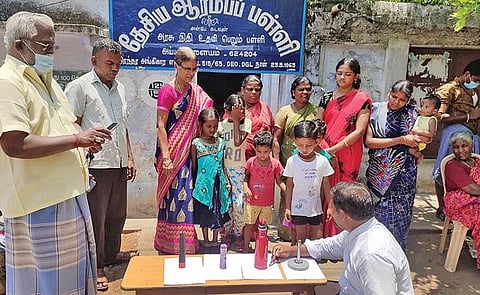 திண்டுக்கல் மாவட்டம் அய்யம்பாளையம் பள்ளியில் நிழல் இல்லாத நாள் குறித்து நடந்த செயல் விளக்கம்.