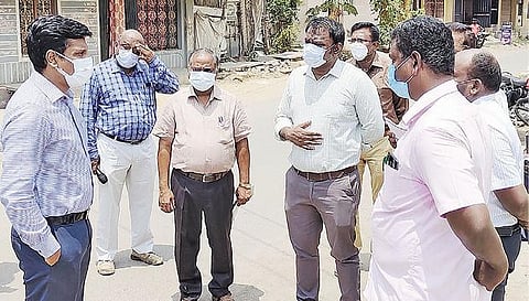 கள்ளக்குறிச்சியில் கரோனா தடுப்பு நடவடிக்கைகள் குறித்து சுகாதாரத்துறையினருடன் ஆலோசனை நடத்தும் ஆட்சியர் கிரண்குராலா.