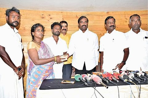 தமிழக வாழ்வுரிமை கட்சி தலைவர் வேல்முருகன், சபா ராஜேந்திரன் எம்எல்ஏ ஆகியோர் திருவெண்ணெய்நல்லூரில் கொலை செய்யப்பட்ட சரஸ்வதியின் குடும்பத்துக்கு ரூ. 2 லட்சம் வழங்கினர்.