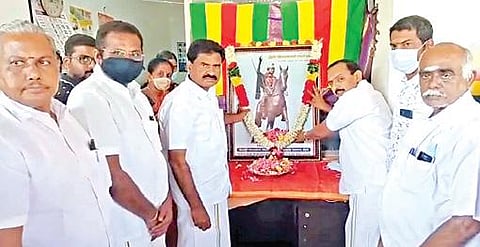 தீரன்சின்னமலையின் 265-வது பிறந்த தினத்தையொட்டி பெருந்துறையில் அவரது உருவப்படத்திற்கு கொமதேக பொதுச்செயலாளர் ஈ.ஆர்.ஈஸ்வரன் மாலை அணிவித்து  மரியாதை செலுத்தினார்.