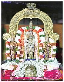 திருவள்ளூர் வீரராகவப் பெருமாள் கோயிலில் சித்திரை பிரம்மோற்சவ விழாவை யொட்டி நேற்று கொடியேற்றம் நடைபெற்றது. உள்படம்: சிறப்பு அலங்காரத்தில்  தேவி, பூதேவி சமேத வீரராகவப் பெருமாள்.