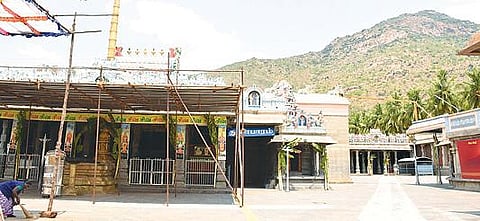 தி.மலையில் நேற்று பக்தர்களின்றி வெறிச்சோடிய அண்ணாமலையார் கோயில்.