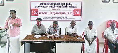 திருவண்ணாமலை வேங்கிக்காலில் நடைபெற்ற மாவட்ட கட்டுமான தொழிலாளர்கள் சங்க பேரவை கூட்டத்தில் பேசும் மாநில செயலாளர் குமார்.