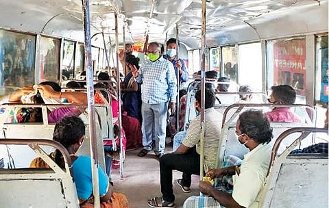 திருவண்ணாமலை - வேலூர் சாலையில் சென்ற பேருந்தில் ஆய்வு செய்த ஊராட்சி ஒன்றிய அதிகாரிகள்.