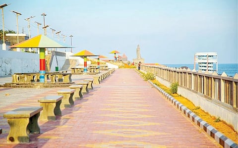 கரோனா தொற்று அச்சத்தால் சுற்றுலா பயணிகள் வருகையின்றி வெறிச்சோடி காணப்படும் கன்னியாகுமரி கடற்கரை பூங்கா பகுதி.