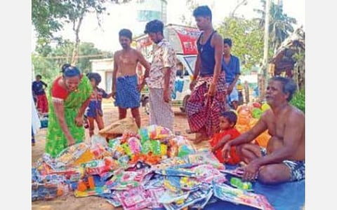 திருவிழாக்கள் நடத்த தடை விதிக்கப்பட்டுள்ளதால் பேன்ஸி, விளையாட்டுப் பொருட்களை விற்க முடியாமல் நரிக்குறவர்கள் தவிப்பு: அரசு நிவாரணம் வழங்க கோரிக்கை