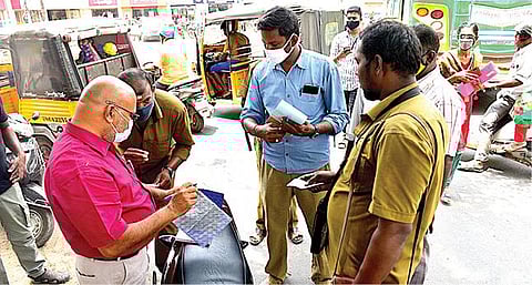 மதுரையில் முகக்கவசம் அணியாமல் வாகனங்கள் ஓட்டிய ஓட்டுநர்களுக்கு அபராதம் விதிக்கும் அதிகாரிகள். (கோப்புப் படம்)