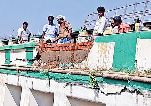 சேத்தியாத்தோப்பு வடக்கு மெயின்ரோட்டில் பாலத்தின் பக்கவாட்டு தடுப்புச்சுவர் சீரமைக்கும் பணி நடந்தது.