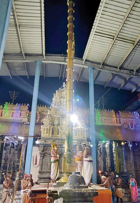 திருவள்ளூர் வீரராகவப் பெருமாள் கோயிலில் சித்திரை பிரம்மோற்சவ விழாவையொட்டி நேற்று நடைபெற்ற கொடியேற்றம். (உள்படம்) சிறப்பு அலங்காரத்தில்  தேவி, பூதேவி சமேத வீரராகவப் பெருமாள்.