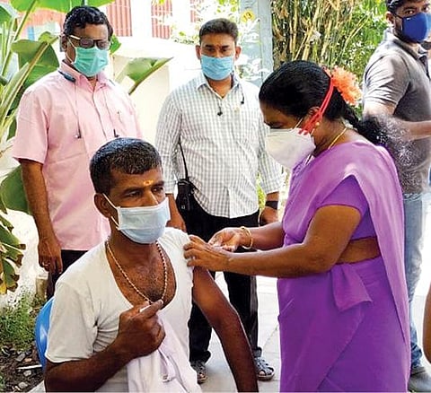 செம்பாக்கம் நகராட்சி பகுதியில் நேற்று நடைபெற்ற முகாமில் பொதுமக்களுக்கு கரோனா தடுப்பூசி போடப்பட்டது.