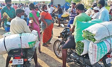 தலைவாசல் தினசரி காய்கறி சந்தைக்கு இருசக்கர வாகனங்களில் வெண்டைக்காய் மூட்டைகளை விற்பனைக்கு கொண்டு வந்த விவசாயிகள்.