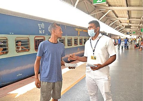 ஈரோடு ரயில் நிலையத்தில் முகக்கவசம் அணியாத பயணிக்கு ரூ.500 அபராதம் விதிக்கப்பட்டது.