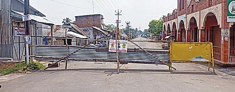 ஈரோடு நன்செய் ஊத்துக்குளியில் செயல்படும் தனியார் தொழிற்சாலையில் பணிபுரியும் வடமாநில தொழிலாளர்களுக்கு கரோனா தொற்று ஏற்பட்டதால் தொழிற்சாலை மூடப்பட்டது. தொழிற்சாலைக்கு செல்லும் பாதைகளும் தடுப்புகள் வைத்து அடைக்கப்பட்டுள்ளது.