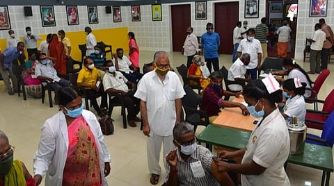 மதுரையில் தடுப்பூசிக்கு தட்டுப்பாடு; ஆர்வமாக வரும் மக்கள் ஏமாற்றம்: ஓரிரு நாட்களில் சரியாகும் என அதிகாரிகள் தகவல்