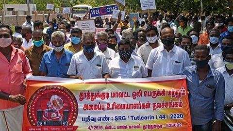 தூத்துக்குடி மாவட்ட ஆட்சியர் அலுவலகத்துக்கு மனு அளிக்க வந்த ஒலி, ஒளி அமைப்பாளர்கள் மற்றும் வாடகை பொருட்கள் உரிமையாளர்கள். படம்: என்.ராஜேஷ்