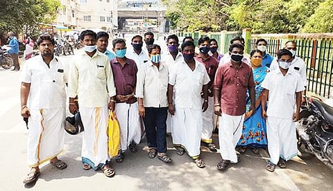 கரோனா பாதிப்பால் தவில், நாதஸ்வர கலைஞர்களுக்கு மாதந்தோறும் ரூ.10  ஆயிரம் உதவித்தொகை வழங்கக்கோரி நேற்று வேலூர் மாவட்ட ஆட்சியர் அலுவலகத்துக்கு மனு அளிக்க வந்த குடியாத்தம் வட்ட நாதஸ்வரம் மற்றும் தவில் கலைஞர்கள் முன்னேற்ற நலச் சங்கத்தினர். படம்: வி.எம்.மணிநாதன்.