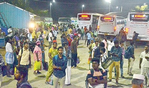 திருநெல்வேலியில் இருந்து வெளி மாவட்டங்களுக்கு இயக்கப்படும் பேருந்துக்காக நேற்றிரவு காத்திருந்த பயணிகள். இன்று தொடங்கி இரவு நேர பேருந்து சேவை ரத்து செய்யப்பட்டிருப்பது குறிப்பிடத்தக்கது. 				                படம்: மு.லெட்சுமி அருண்.