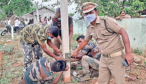 ஜம்பை பேரூராட்சிப் பகுதியில் வனவிலங்குகள் நடமாட்டம் உள்ளதா என்பதை கண்டறியும் வகையில் வனத்துறையினர் கண்காணிப்புக் கேமராக்கள் பொருத்தினர்.