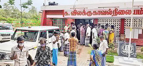 இறந்தவரின் உடலை மாற்றிக்கொடுத்த புகாரில் அய்யாவு உறவினர்களிடம் க.விலக்கு போலீஸார் பேச்சுவார்த்தை நடத்தினர்.