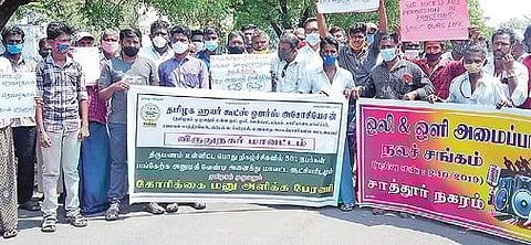 விருதுநகர் மாவட்ட ஆட்சியரிடம் மனு அளிக்க வந்த ஹயர் குட்ஸ் உரிமையாளர்கள் சங்கத்தினர்.