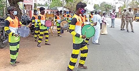 திருவிழாக்களுக்கான தடையை நீக்கக் கோரி தப்பாட்டம் அடித்து சிவகங்கை ஆட்சியர் அலுவலகத்துக்கு மனு கொடுக்க வந்த கலைஞர்கள்.