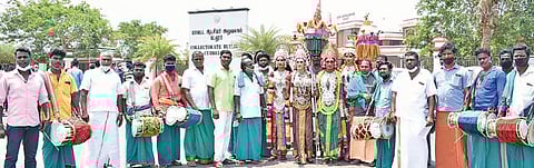 கடலூர் மாவட்ட ஆட்சியர் அலுவலகத்தில் மனு அளித்துவிட்டு வந்த நாட்டுப்புற கலைஞர்கள்.