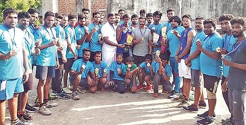 உடல் நலனைப் பராமரிக்க வலியுறுத்தி நடைபெற்ற மினி மாரத்தான் போட்டியில் வெற்றி பெற்ற இளைஞர்கள்