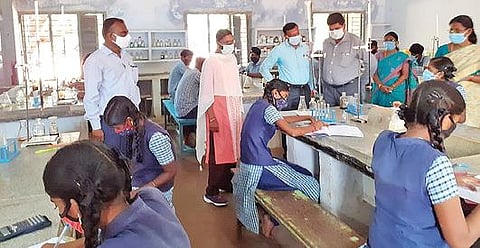 சிங்கப்பெருமாள் கோவில் அரசுப் பள்ளியில் நடைபெறும் பிளஸ் 2 செய்முறைத் தேர்வுகளை, தமிழ்நாடு பாடநூல் கழக நிர்வாக இயக்குநர் எஸ்.ஜெயந்தி நேற்று பார்வையிட்டு ஆய்வு மேற்கொண்டார்.